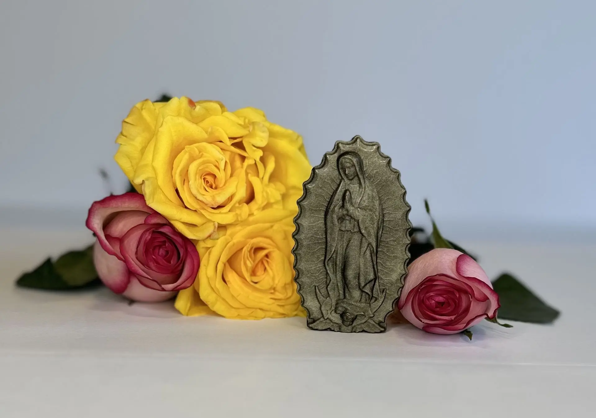 Virgen María en Obsidiana con Brillo Dorado